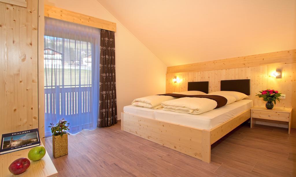 Stiflerhof Apartment Фалцес Стая снимка
