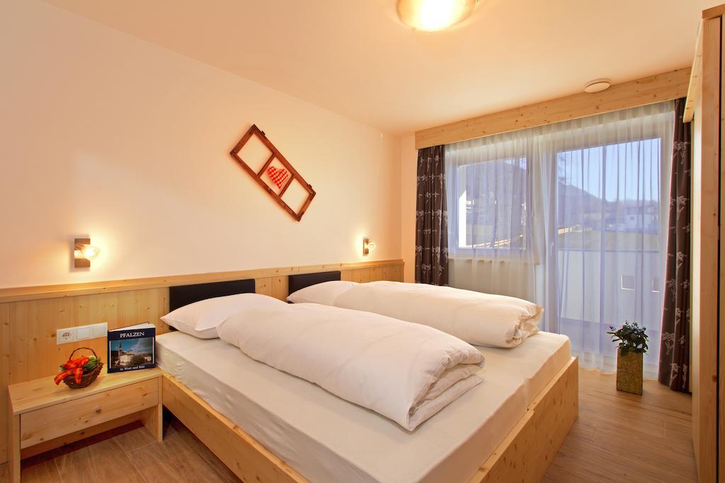 Stiflerhof Apartment Фалцес Стая снимка