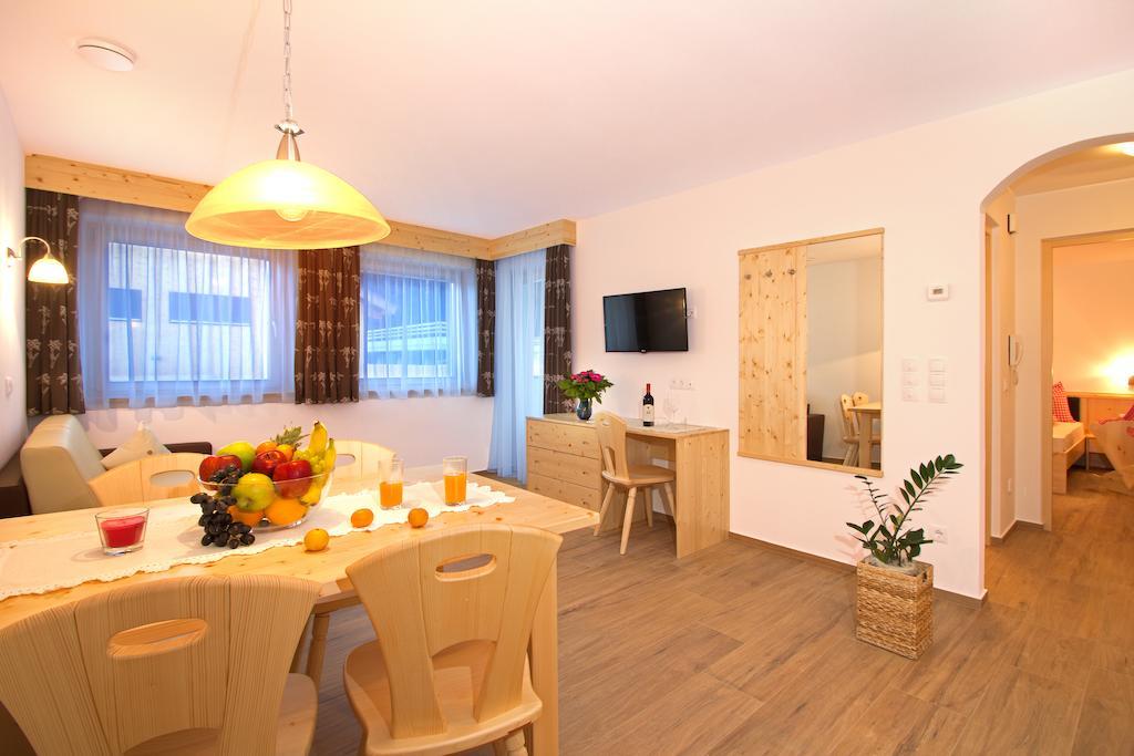 Stiflerhof Apartment Фалцес Стая снимка